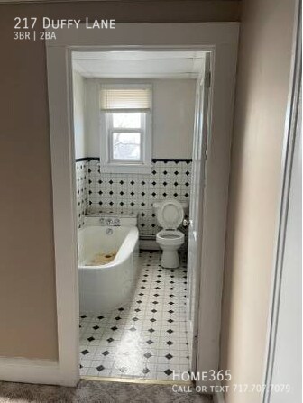 Building Photo - 3 Bedroom Home With Natural Light Throughout