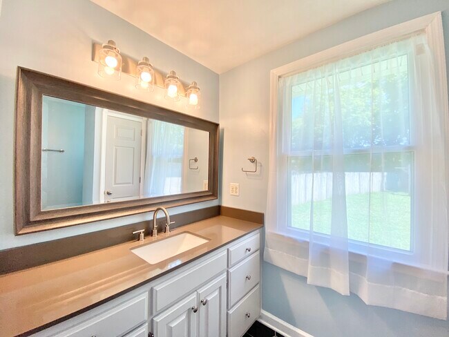 baño completo #1 - 718 Harding Pl