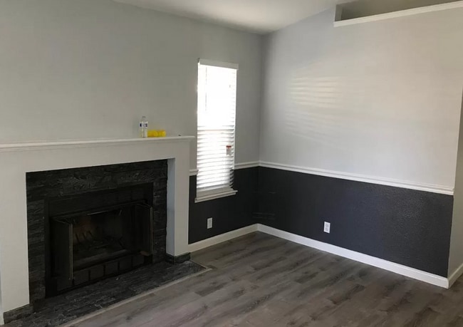 Building Photo - Close to freeway and shopping