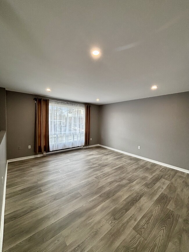 Photo du bâtiment - SPACIOUS THREE BEDROOM DUPLEX IN COLE HARBOUR