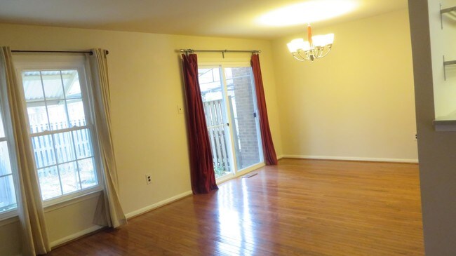 Foto del edificio - 7929 Bethelen Woods Ln