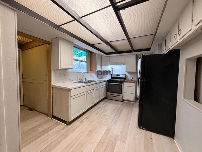 Building Photo - 121 S Porter St