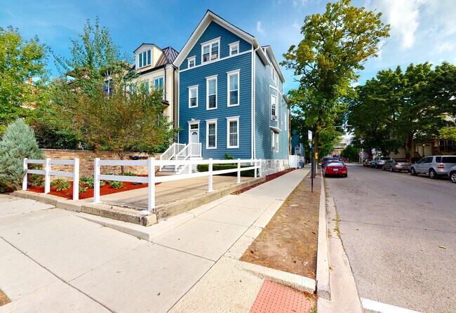 Bienvenido a casa - 700 W Schubert Ave