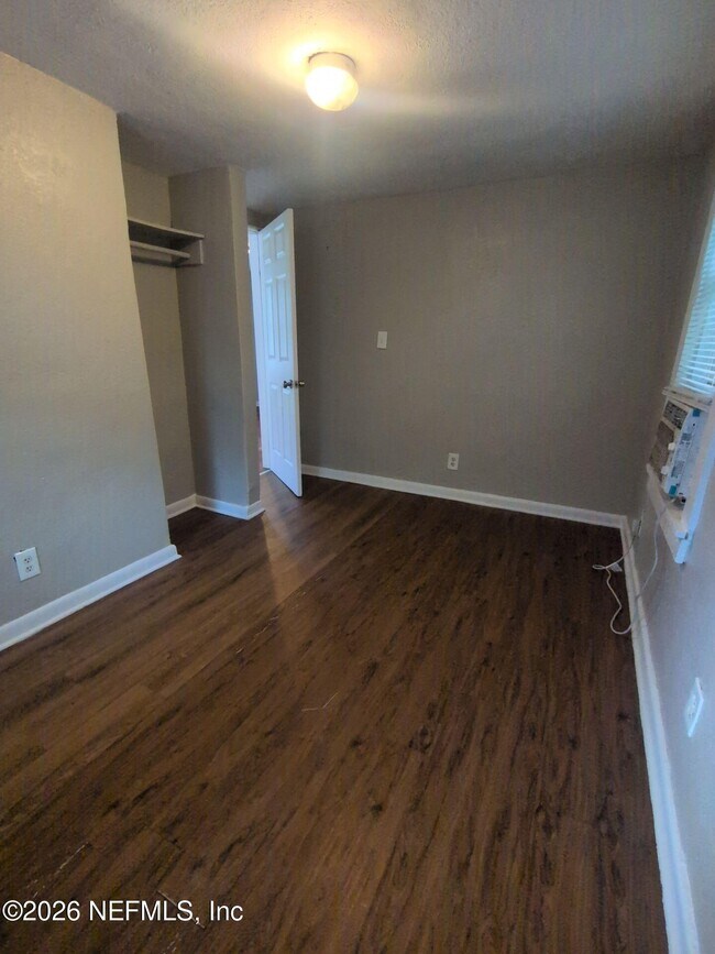 Foto del edificio - 1551 W 33rd St