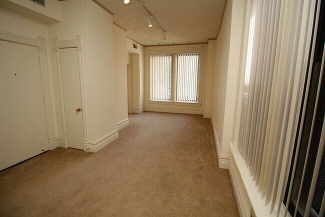 Foto del edificio - 625 W Belmont Ave