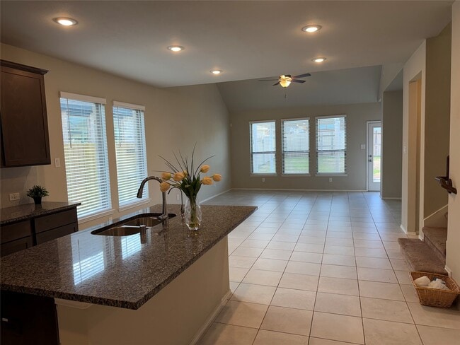 Foto del edificio - 8711 Windsong Trail Dr