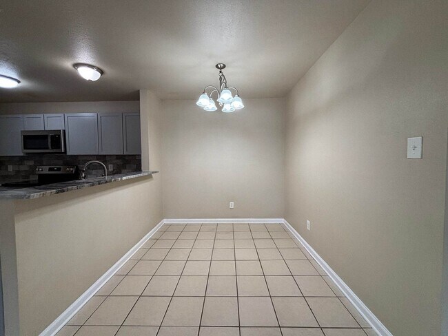 Foto del edificio - Charming 3 Bedroom 2 Bath Duplex Convenien...