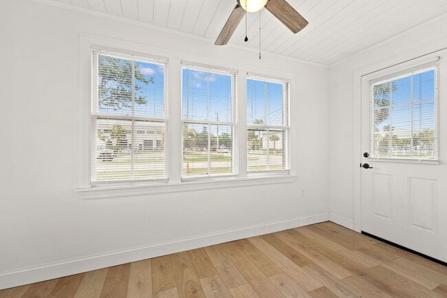 Building Photo - 2 Bed 1.5 Bath Jax Beach - Walk to the Beach- Newly remodeled