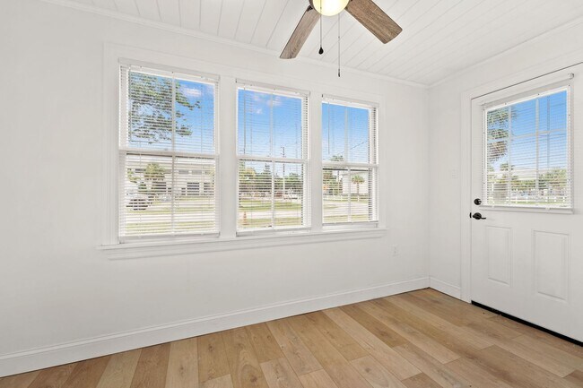 Foto del edificio - 2 Bed 1.5 Bath Jax Beach - Walk to the Beach- Newly remodeled