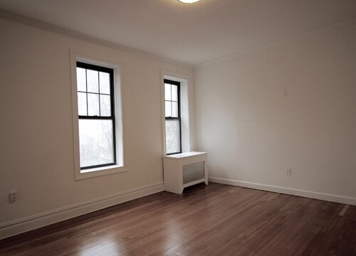 Foto del edificio - 30 E 12th St