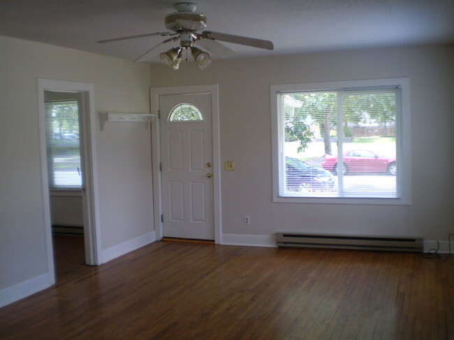 Building Photo - 2 bed/1 bath Bungalow ~ Hardwood Flooring ...