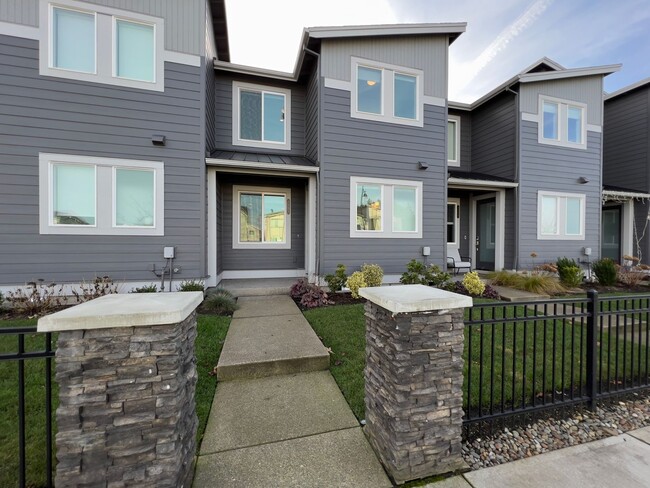 Building Photo - Modern Luxury 3 Bed, 2.5 Bath Townhouse fo...