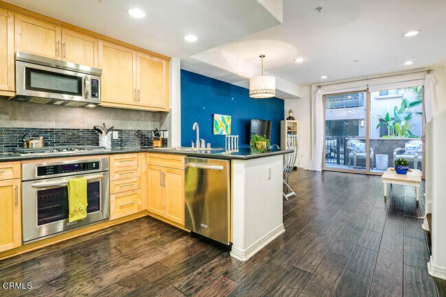 Building Photo - 931 E Walnut St