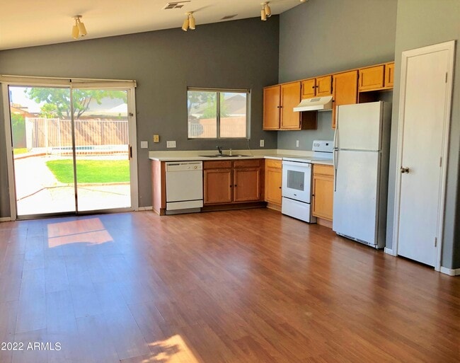 Building Photo - 2926 W Potter Dr