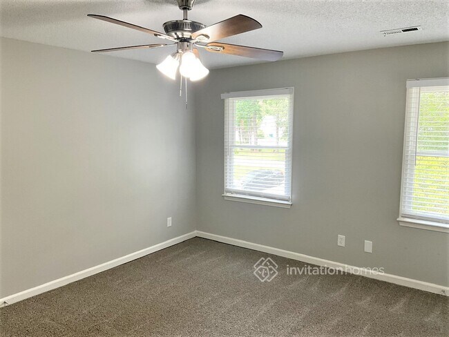 Building Photo - 330 Brooke Wood Dr