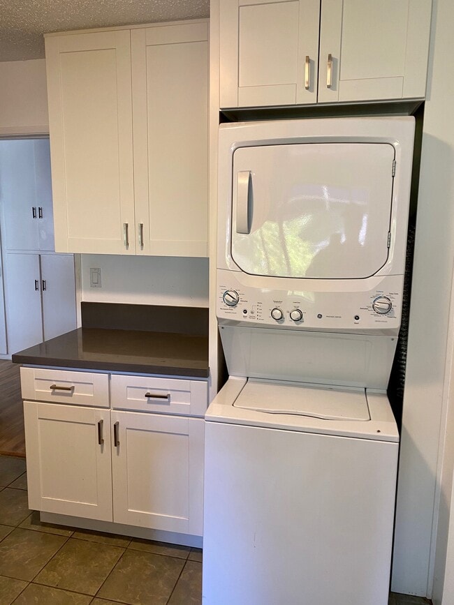 Washer & Dryer In-Unit - 912 S Juanita Ave