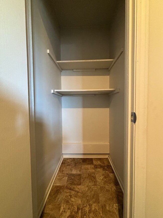 Building Photo - 1 Bedroom, 1 Bath Apartment at the Brooksi...