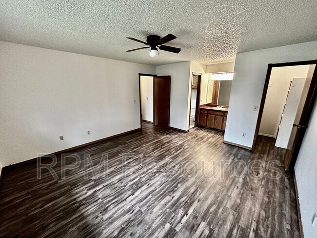 Foto del edificio - 7000 Woodlake Dr
