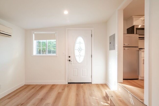 Building Photo - Cozy and Small 1 Bed 1 Bath unit for Rent ...