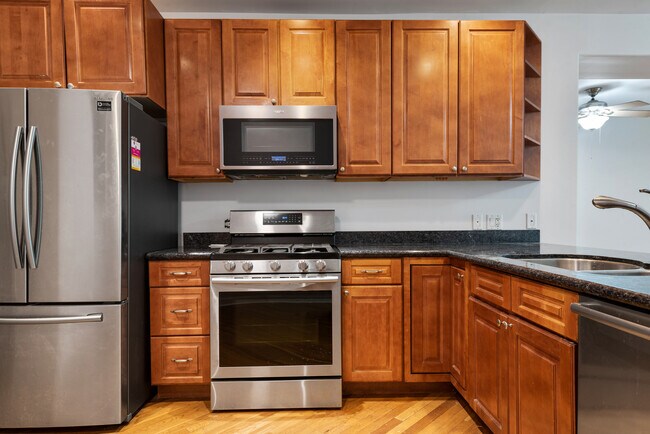 Foto del edificio - 7010 S Clyde Ave