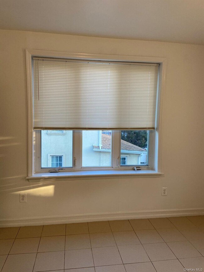 Building Photo - 31-17 Buell St