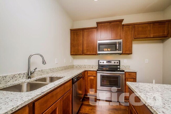 Foto del edificio - 406 Riverwood Ct