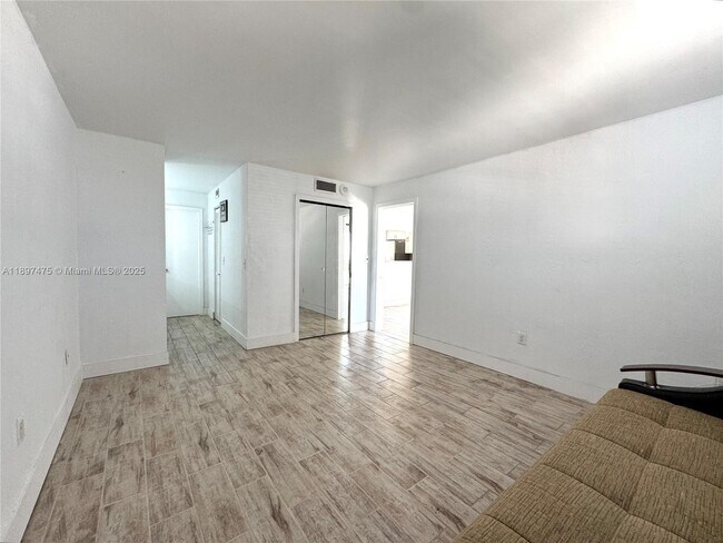Building Photo - 7850 Byron Ave