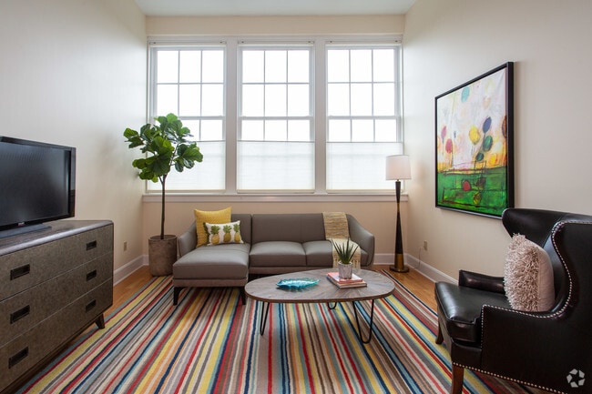 Sala de estar: diseñada para la comodidad y la interacción de los residentes - Bristol Properties Apartments
