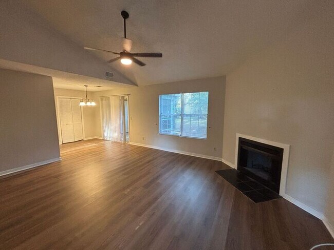 Foto del edificio - 6241 Rolling Fork Rd