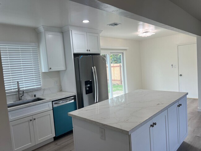 Building Photo - 3 bedroom 2 bathroom house for rent in El Cajon