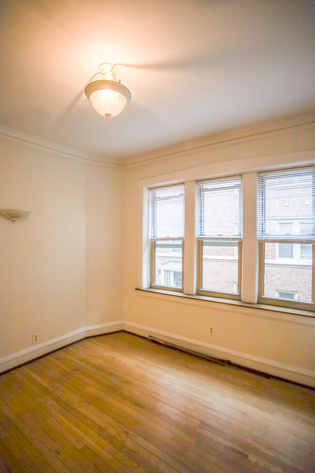 Foto del edificio - 7714 N Sheridan Rd