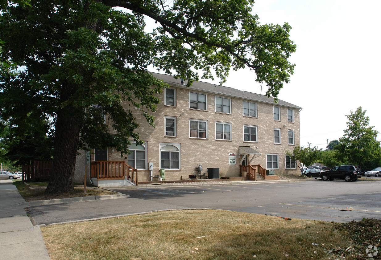 Building Photo - 251 W Grand River Ave