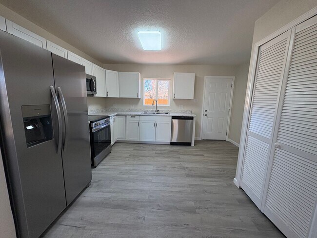 Foto del edificio - 2 Bed 1 Bath Home in Security!