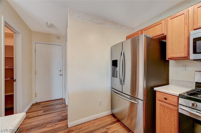 Building Photo - 7820 Sungrove Ct