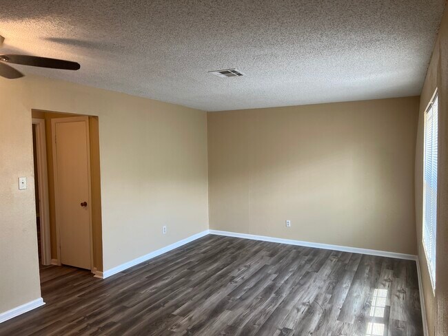 Sala de estar - 2305 Downey St