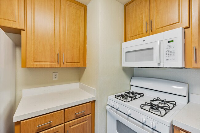 Grandes espacios de almacenamiento - Sea Breeze Apartments for rent in Marina, CA