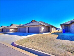 Building Photo - 820 Aspen Dr