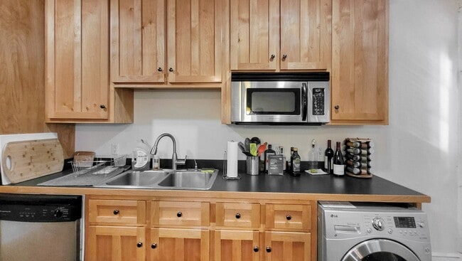 Building Photo - MODERN 1 BED 1 BATH CONDO IN THE FAN!!!!