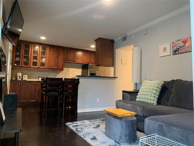 Building Photo - 407 E 45th St