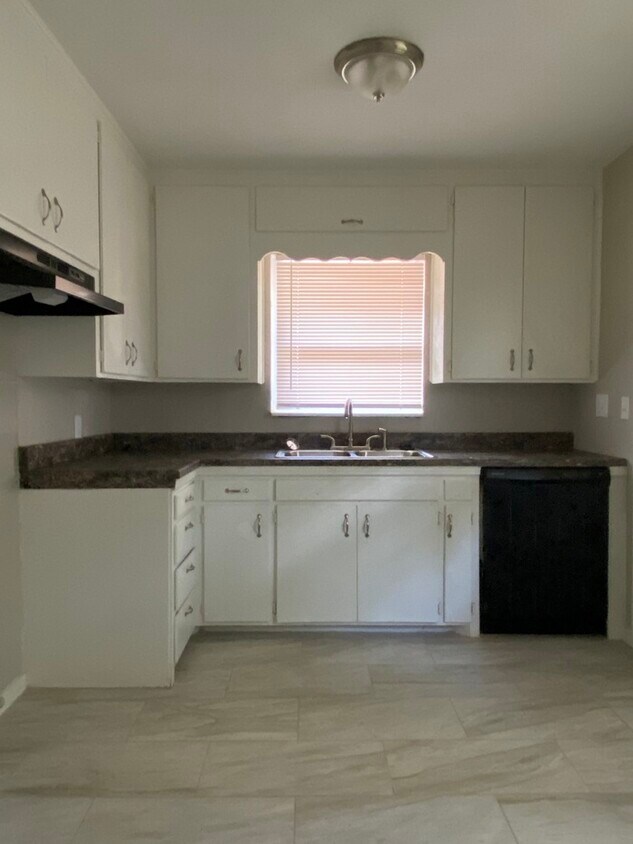 Foto del edificio - 3216 Colby Dr