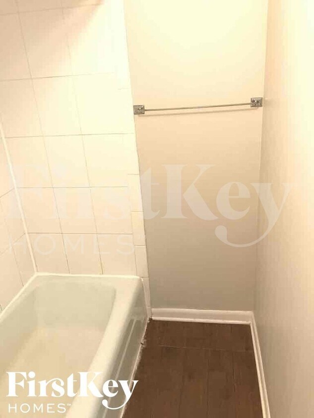 Foto del edificio - 1243 W 123rd St