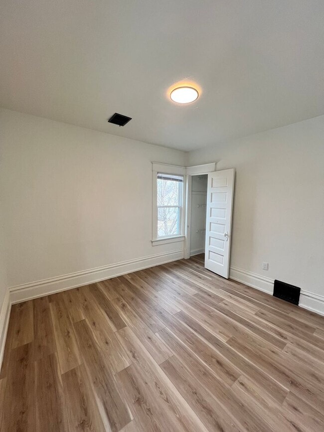 Building Photo - 835 Waugoo Ave