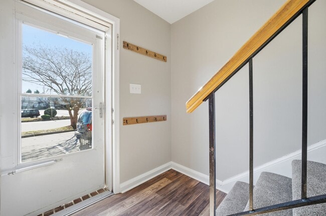 Foto del edificio - 2 Charles Parish Dr