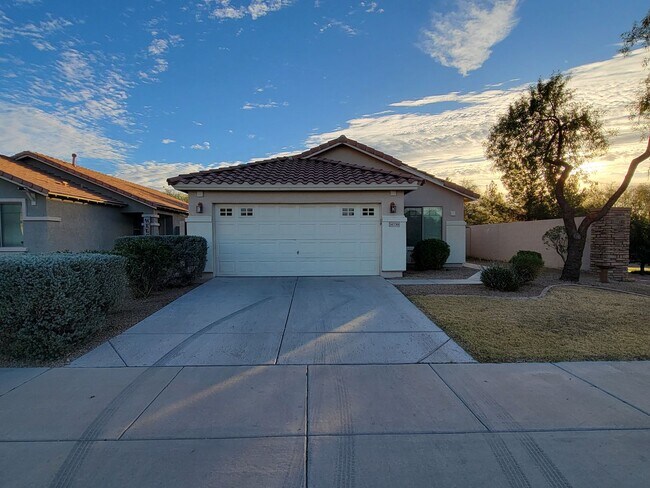 Building Photo - Immaculate 3 Bedroom with a Den