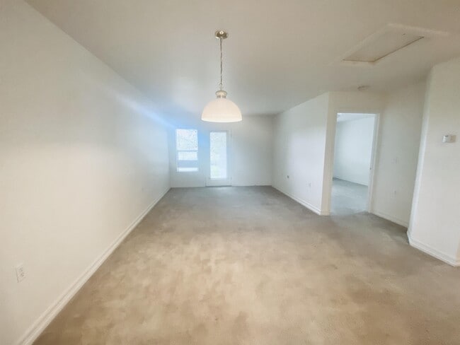 Foto del edificio - 5853 Ceylon St