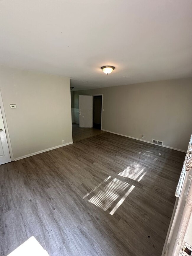 Building Photo - 4 Bed 1 Bath