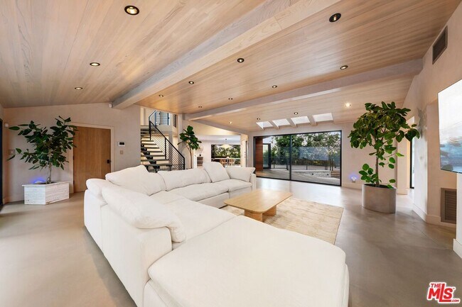 Foto del edificio - 3627 Woodhill Canyon Rd