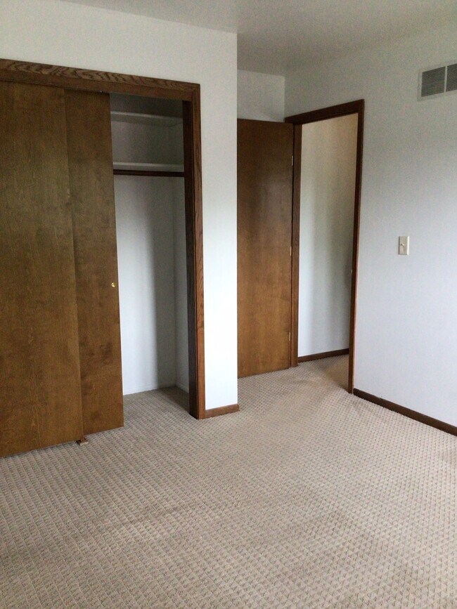 1056 S Imperial Dr, Hartland, WI 53029 Townhome Rentals in Hartland WI