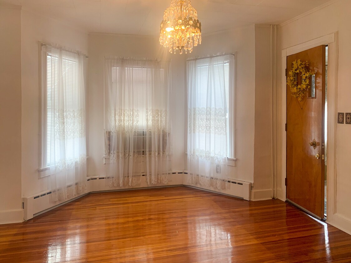 Primary Photo - 10 Holland St