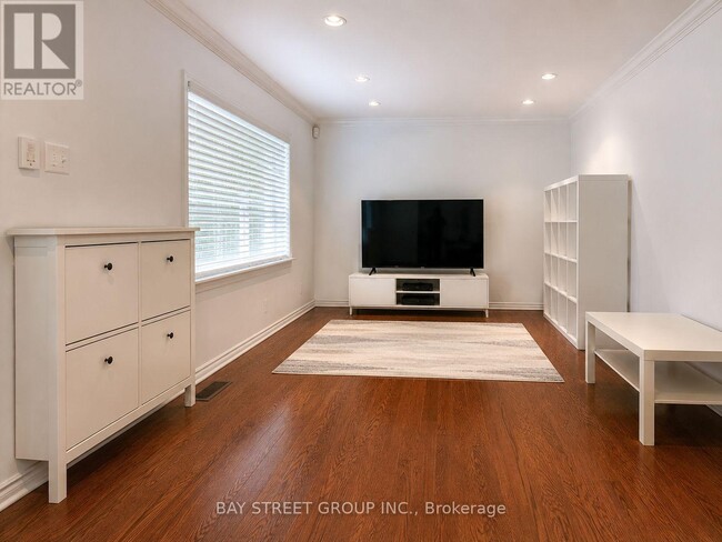 Building Photo - 9 Glenborough Park Crescent